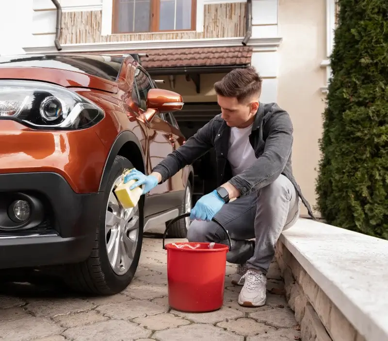 Lavage auto à domicile La Chapelle-Saint-Martin-en-Plaine : professionnel intervenant sur un véhicule